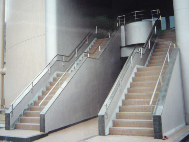 施設 階段手すり